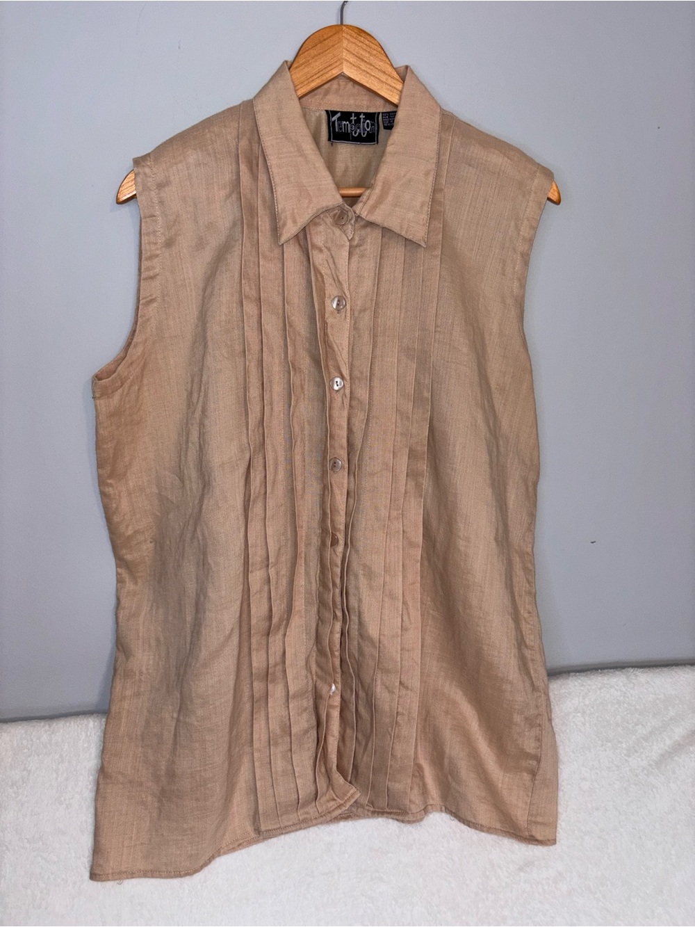 Minimalist tan sleeveless shirt pleated front linen composition Coastal Size 18